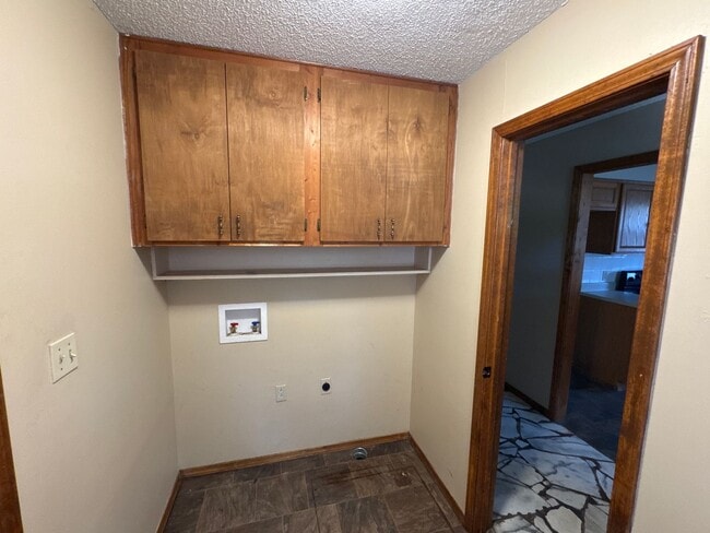 Building Photo - Nice 3 Bedroom 2 Bathroom home for $1250!