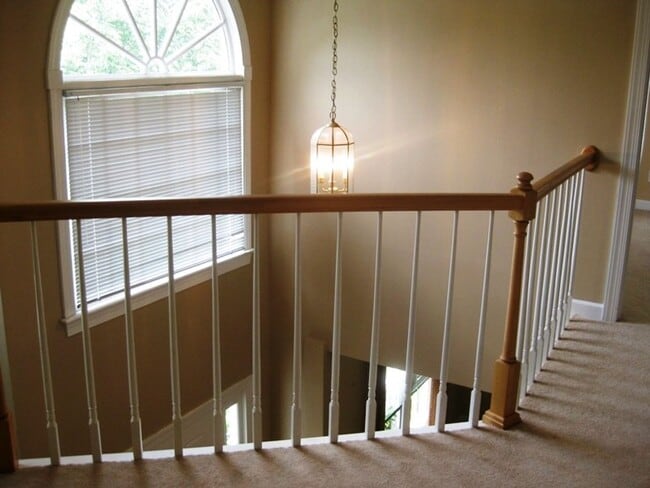 Building Photo - Pre-lease now for April!