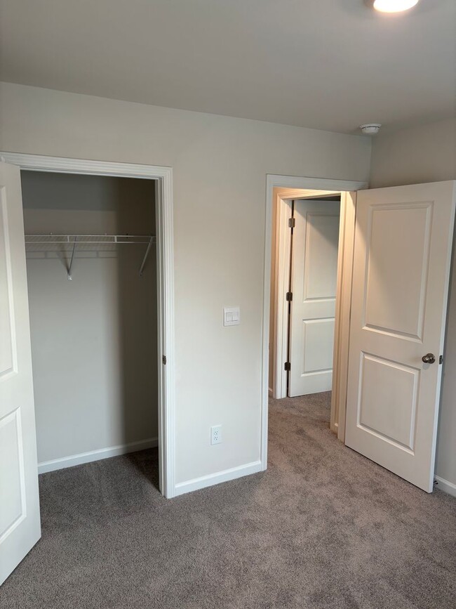 Building Photo - Brand New End-Unit Townhome in Charlotte!
