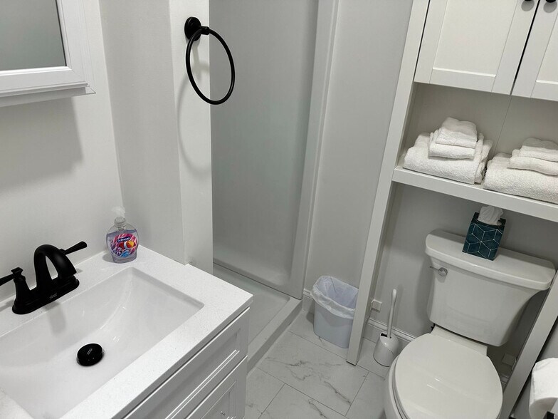 Building Photo - 717 Lancaster Ave