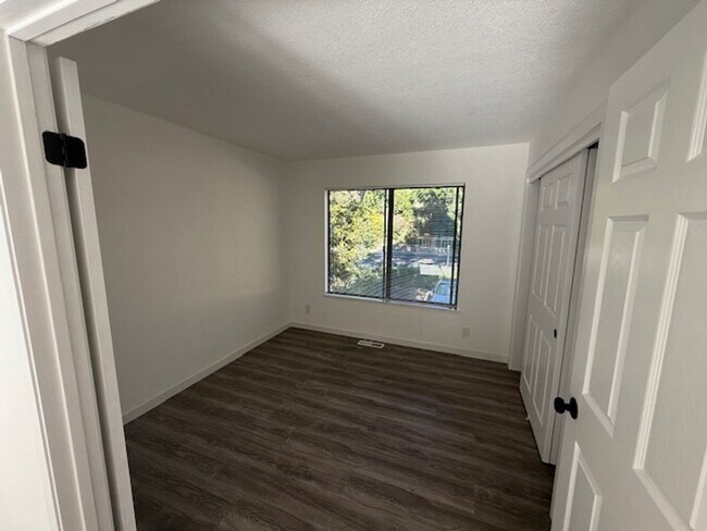 Building Photo - Renovated 2-Bedroom Condo in Martinez