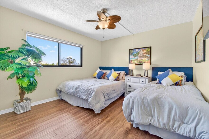 Building Photo - 12080 Capri Cir S