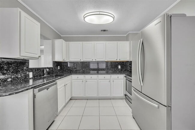 Building Photo - 1811 Park Lake St