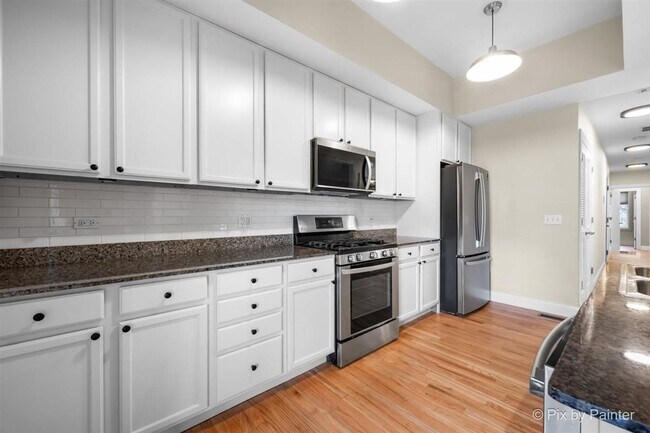 Building Photo - Updated Duplex Condo with 2 parking spots