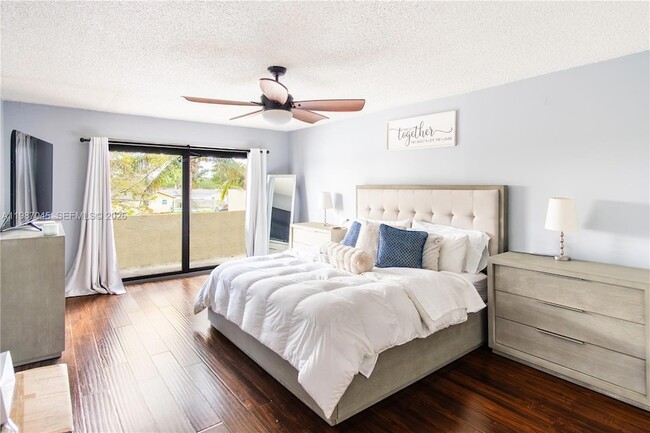 Building Photo - 8980 Palm Tree Ln