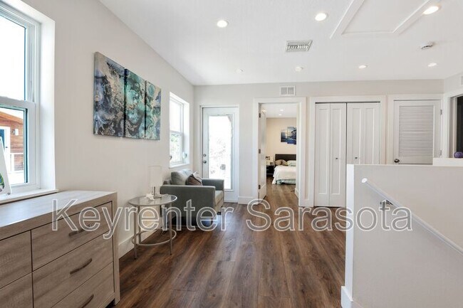 Building Photo - 2056 Roselawn St