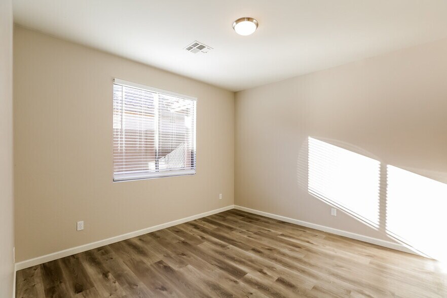 Building Photo - 41368 N Yorktown Trail