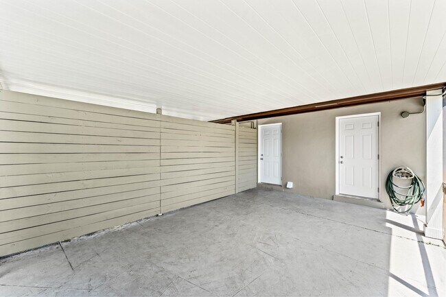 Building Photo - 134 SW 14th Ave