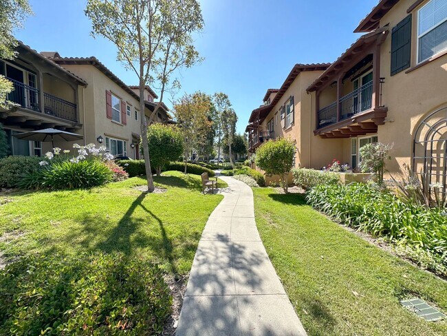 Building Photo - 2 BEDROOM 2.5 BATHROOM WITH LOFT HOME IN HIGHLY DESIRED BERKSHIRE TRACK