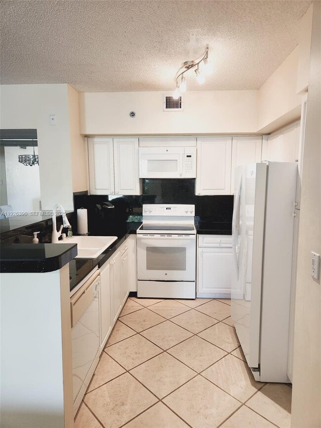 Building Photo - 19655 E Country Club Dr