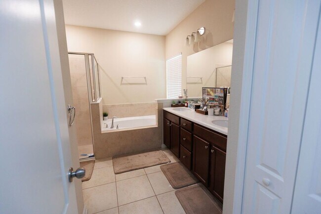 Building Photo - 4 Bedroom 3 Bathroom home with 2 car garage