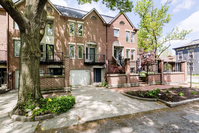 Building Photo - 592 E Vermont St