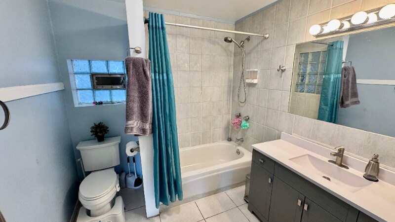 Building Photo - 1360 W Evergreen Ave