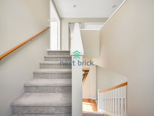 Building Photo - 5 Bed and 3.5 Bath Single-family Home is A...