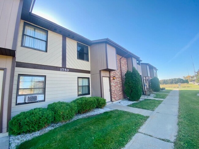 Building Photo - Spacious 1 Bedroom 1 Bath Upper Apartment Available Now!