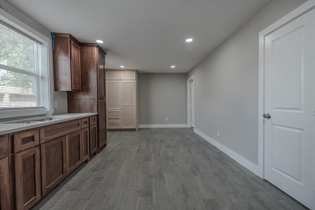 Building Photo - 2127 Strawberry Rd