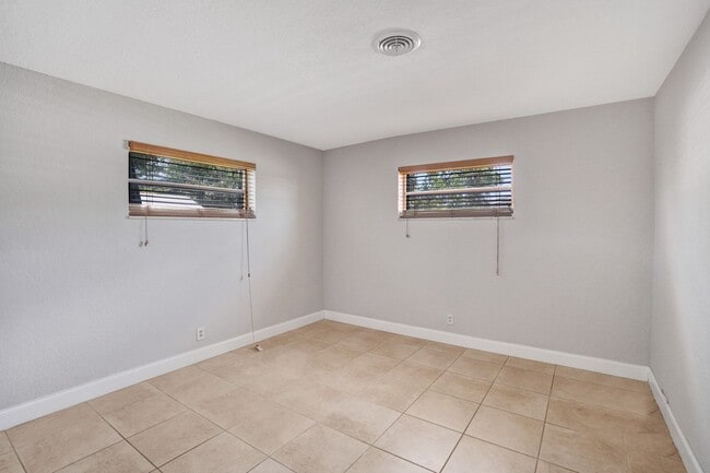 Building Photo - Spacious and beautiful home with a fenced backyard!