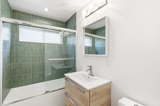 Building Photo - Beautiful modern 3 Bed + 2 Bath House