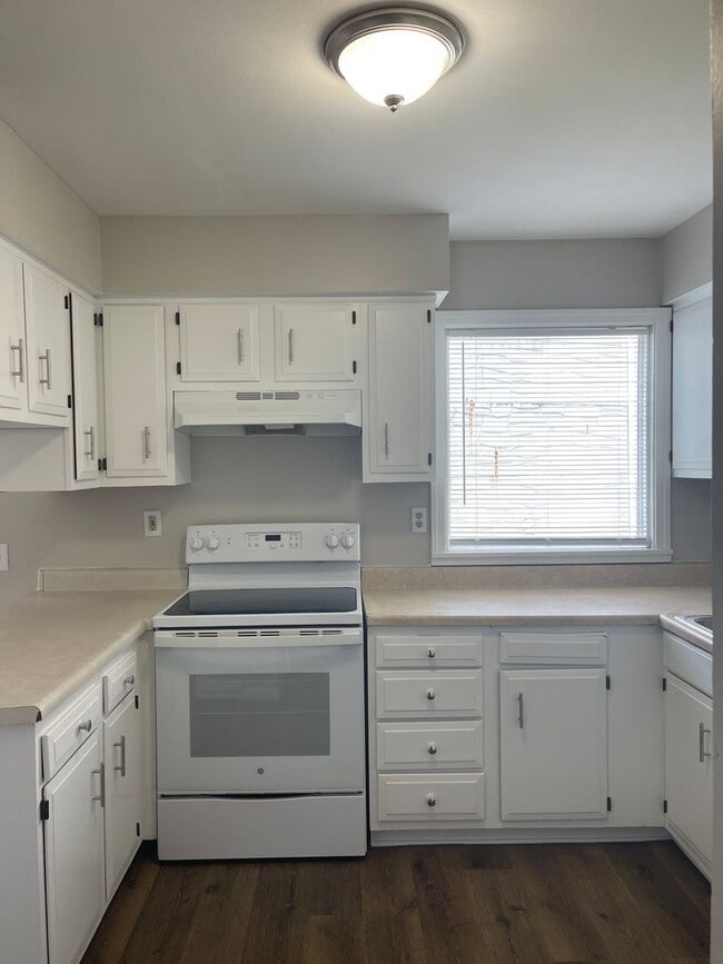 Building Photo - Welcome to this beautifully renovated 2-bedroom, 1.5-bathroom home in Columbus, OH!