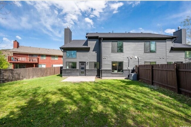 Building Photo - Designer Prospector Townhome