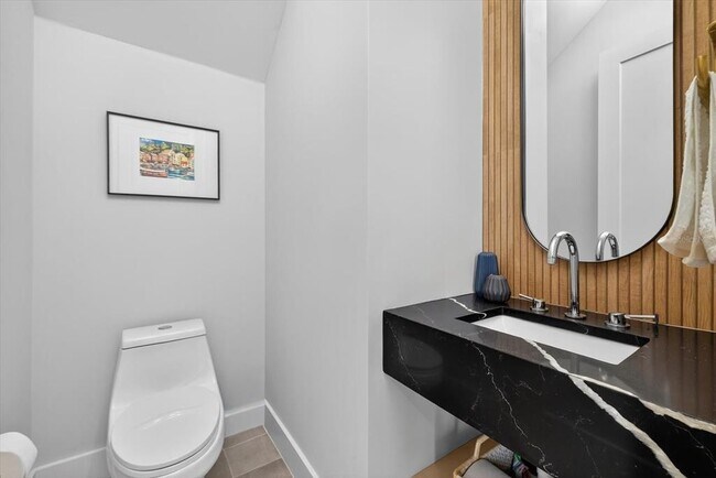 Building Photo - 423 W Amelia Ave