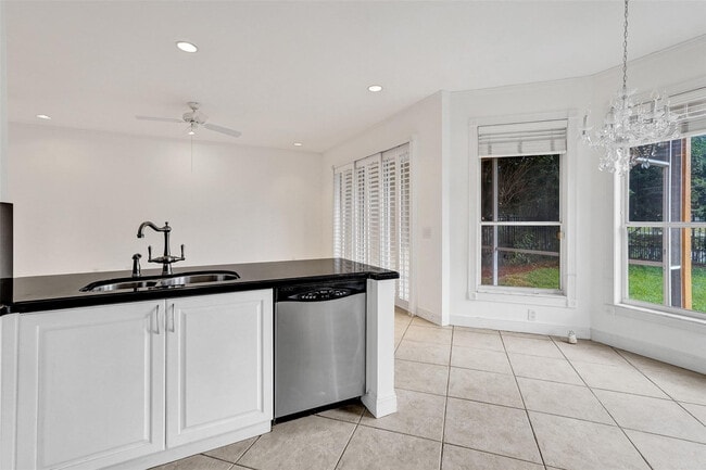 Building Photo - 10902 Tamoron Ln