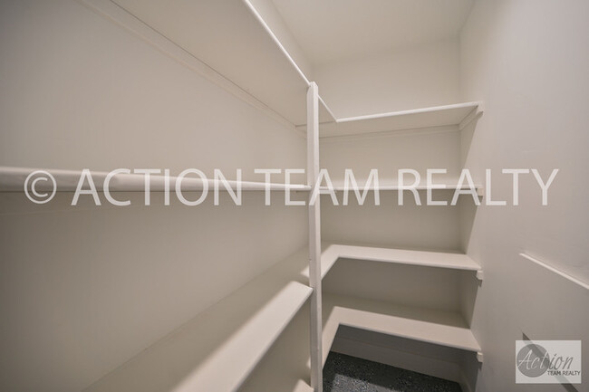Building Photo - Mid-Row Townhome located in Bluffdale!