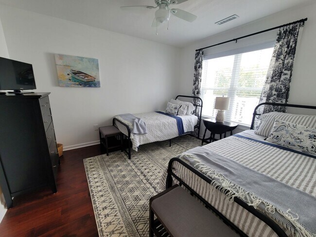 Building Photo - Welcome to our stunning 3-bedroom, 2-bathroom condo located in the beautiful city of Wilmington, NC.