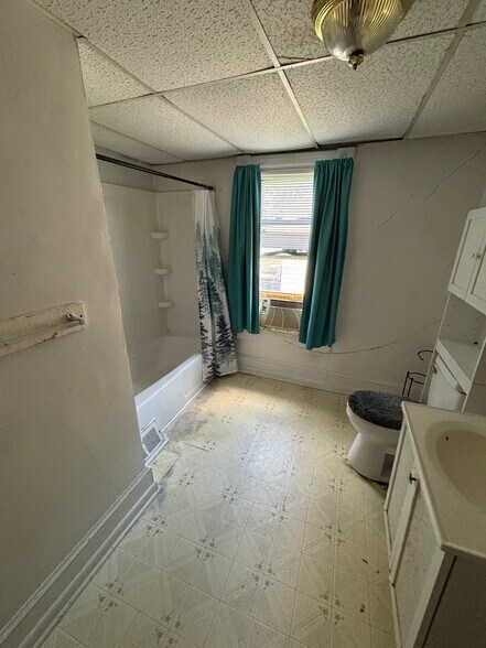 Building Photo - 720 Winchester Ave