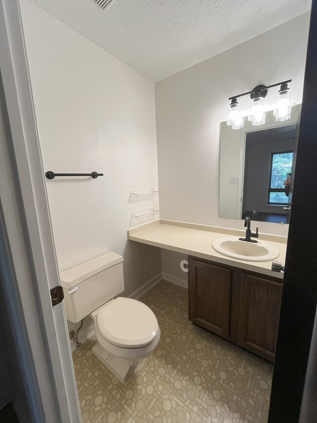 Building Photo - 44710 Beechwood Ct