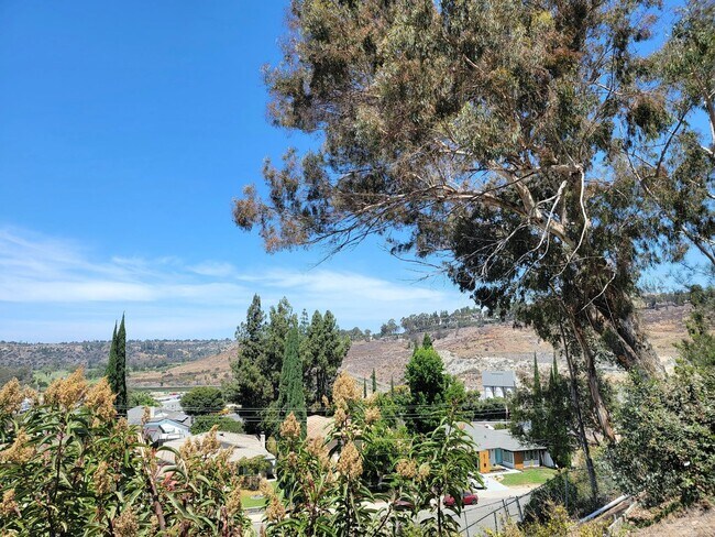 Building Photo - Darling, Move-In Ready Home in Highly Sought After Neighborhood w/ a Great View!!