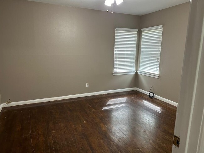 Building Photo - 206 Poinsettia St