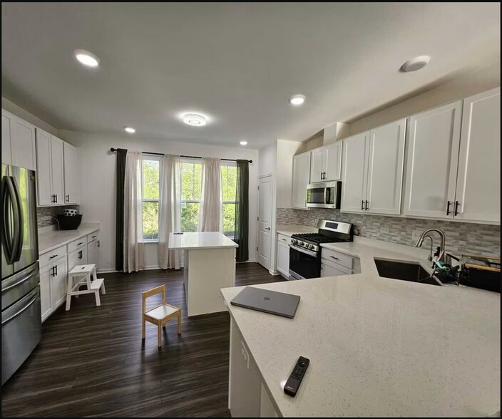 Open Kitchen - 516 Wolverine Dr