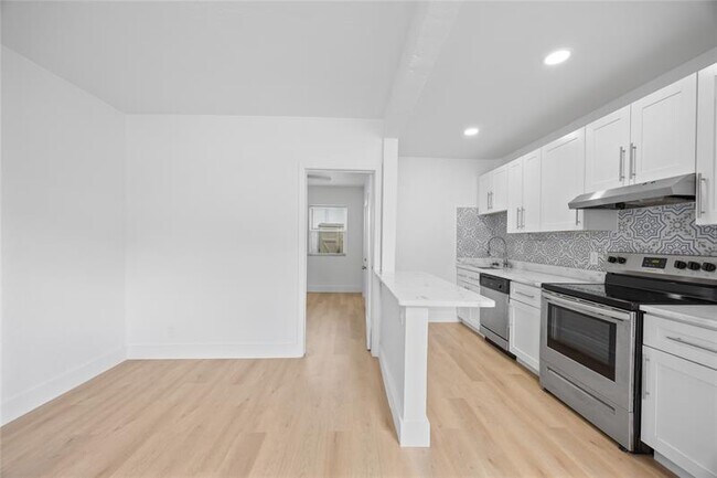 Building Photo - 412 SE 16th St