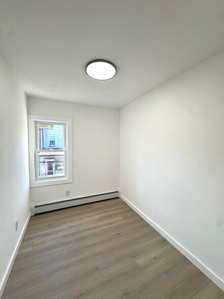 Building Photo - 198 28th St