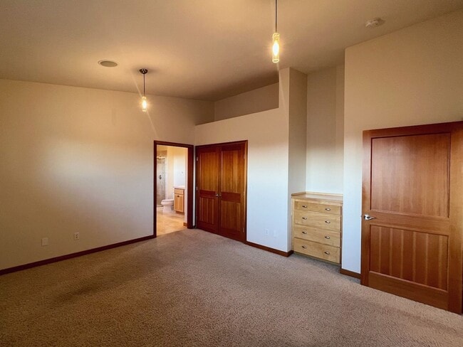 Building Photo - AUGUST RENT FREE with LIMITED SHOWINGS AVAILABLE on July 25th! - Gorgeous Townhome Style Condomin...