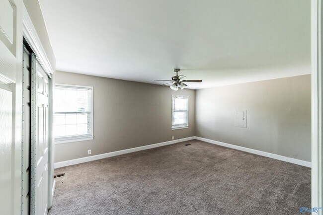 Building Photo - 2107 Edinburgh Dr SW