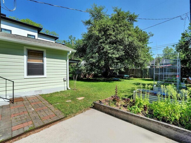 Building Photo - 3011 E 17th St