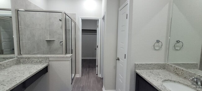 Building Photo - Gorgeous 3/2.5 on cul-de-sac in Cibolo with primary bedroom downstairs.