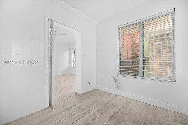 Building Photo - 2822 Pine Tree Dr