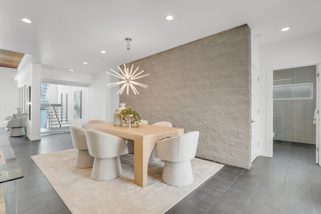 Building Photo - 905 Bay Point Dr