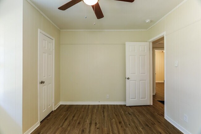 Building Photo - Charming and newly updated 3BR 1 Bath home in the heart of Center Point!