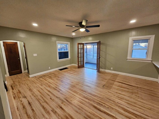 Living Room - 3029 W Franklin St