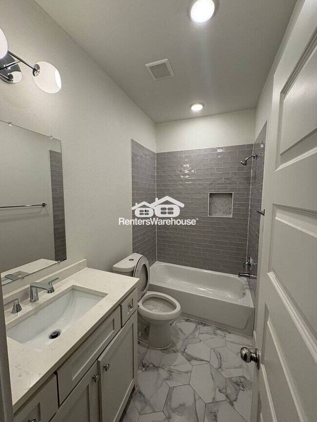 Building Photo - New 3 bed 2 bath Home in the Heart of Gree...