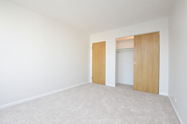 Building Photo - 1333 W Touhy Ave
