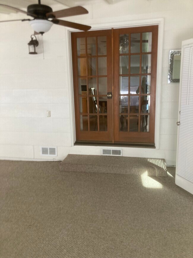 Building Photo - 960 Arrowhead Dr