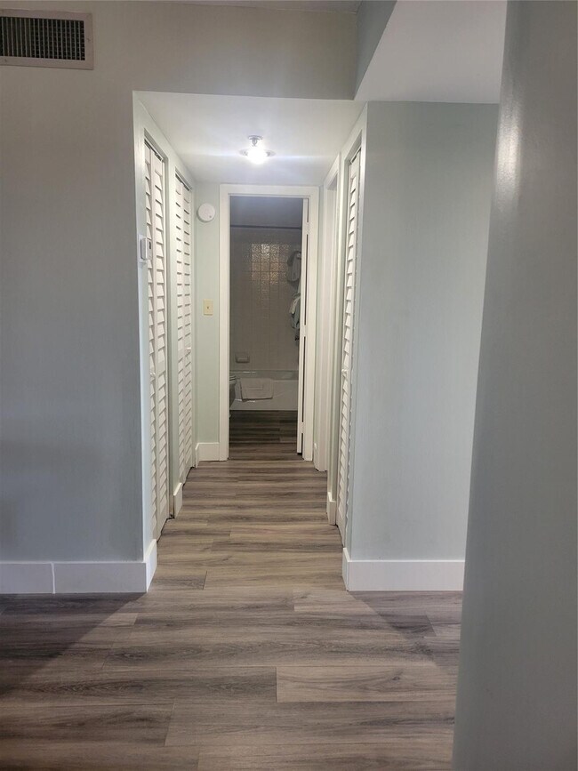 Building Photo - 3940 Inverrary Blvd