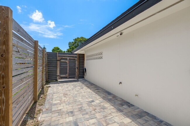 Building Photo - 1501 San Helen Dr