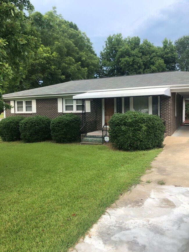 Building Photo - 3 Bedroom, 1.5 Bath Home near Furman University, and Highway 25