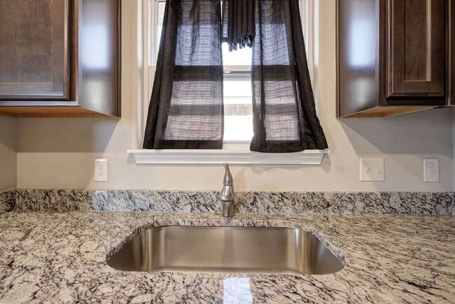 Building Photo - $500 Off the First Full Months Rent!!